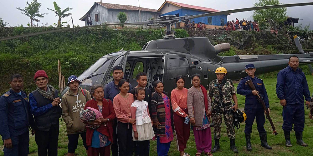 ताप्लेजुङ पहिरो : घाइतेको सेनाको हेलिकोप्टरमार्फत उद्धार
